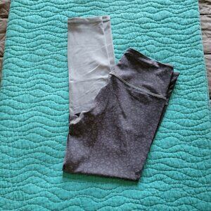 Zyia Active | Black and Gray Ombre 7/8 Mid Rise leggings